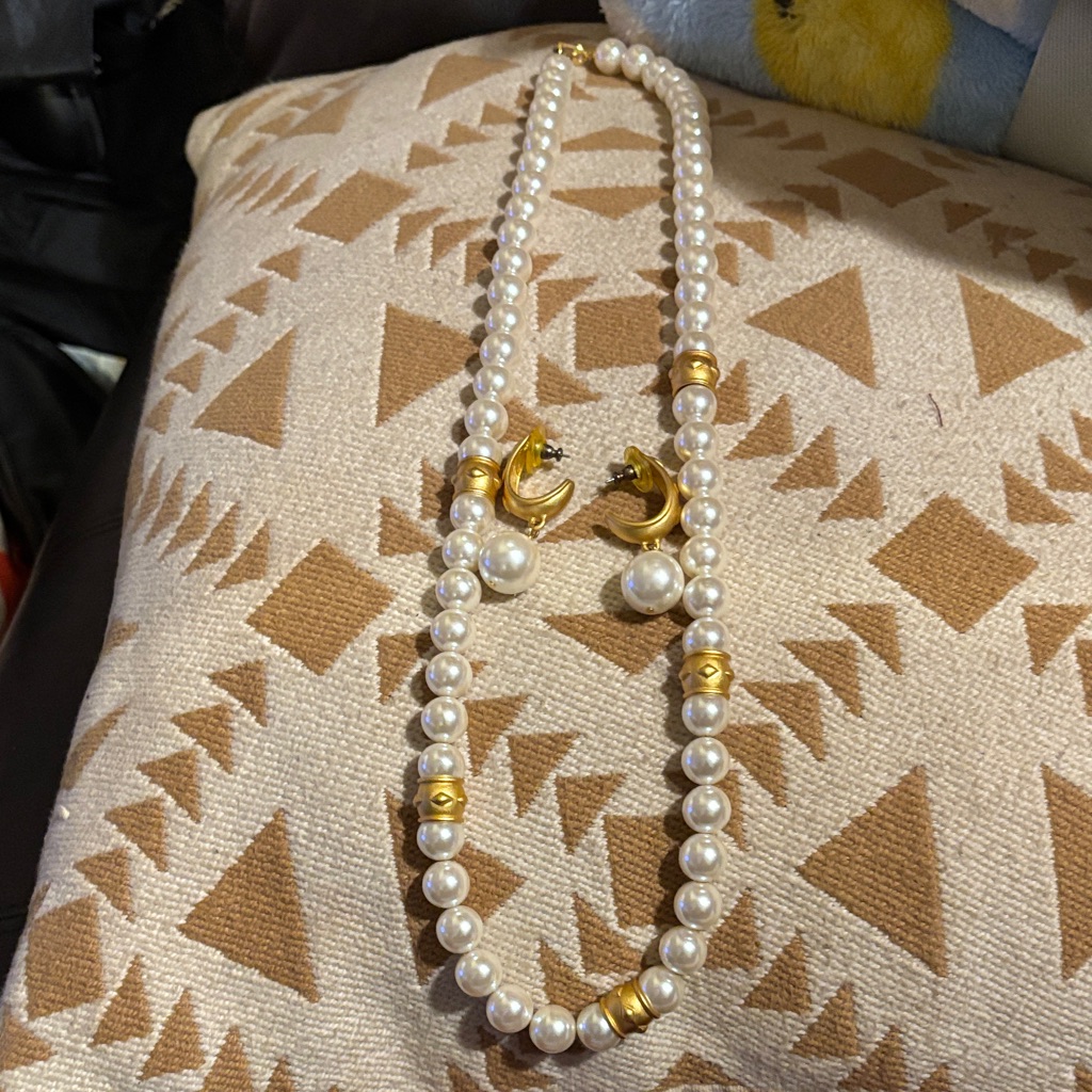 Elegant Pearl Necklace/Earrings With Gold Accents